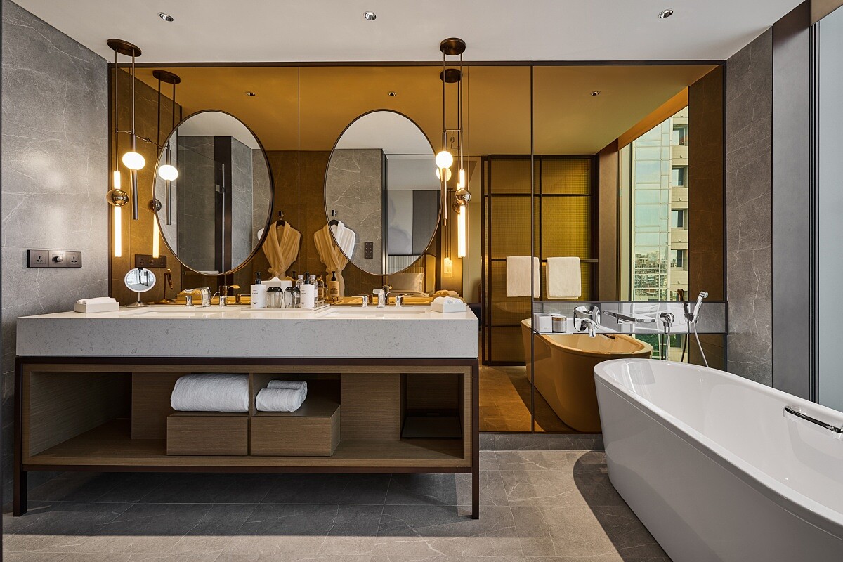 另有獨立浴缸與乾濕分離淋浴間，搭配瑞典「BYREDO」香氛沐浴用品。