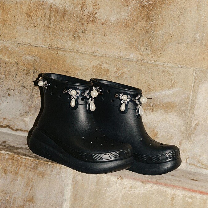 Simone Rocha x Crocs 黑色鉚釘造型娃娃短靴，價格店洽。