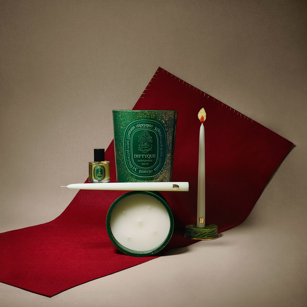 Diptyque 2024聖誕限量冷杉系列(聖誕餐燭-冷杉，NT1,050、聖誕冷杉室內噴霧50ml，NT1,560、聖誕蠟燭-冷杉1500g，NT13,000