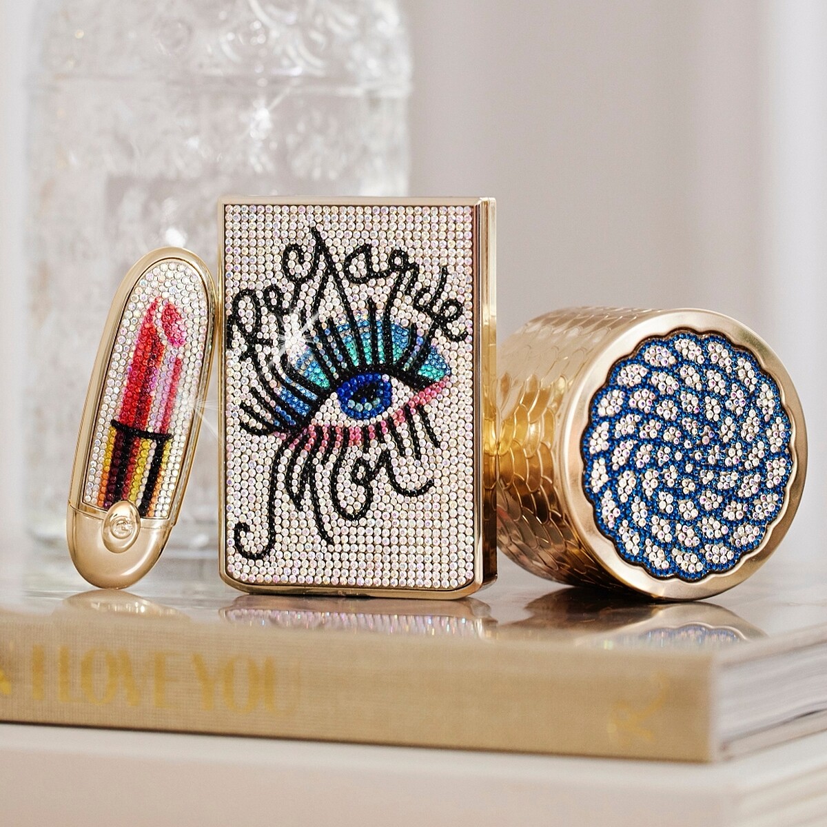 嬌蘭2024璀璨蜂芒Shourouk Rhaiem 聖誕聯名彩妝情境圖。