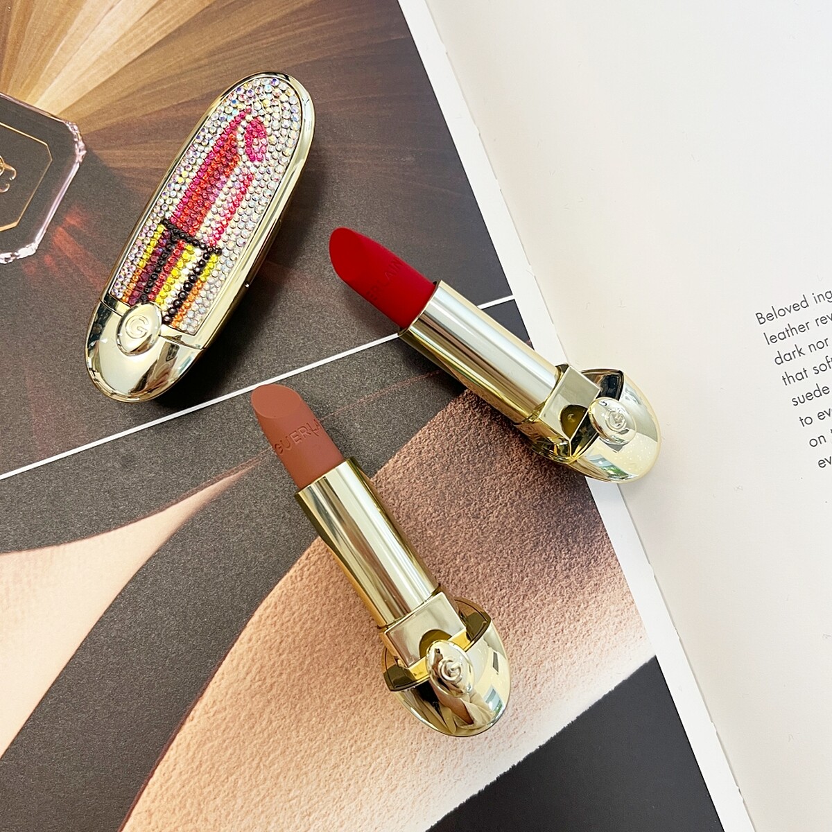 嬌蘭紅寶之吻高訂絲絨唇膏Shourouk Rhaiem聖誕聯名系列彩殼，NT1,690、 高訂絲絨唇膏(N&deg; 207 LE BEIGE BIJOU、N&deg; 980 LE ROUGE FABULEUX)，NT1,400