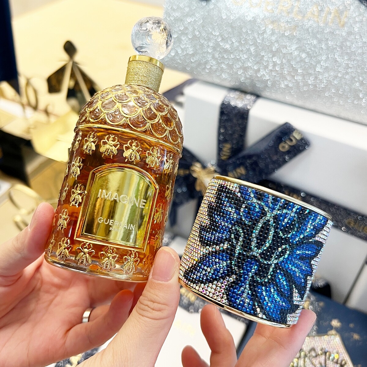 嬌蘭蜜境幻想淡香精奢藍鑽鑲蜂印瓶的寬型袖口型水晶裝飾還可以拆下來變成手鐲配戴。