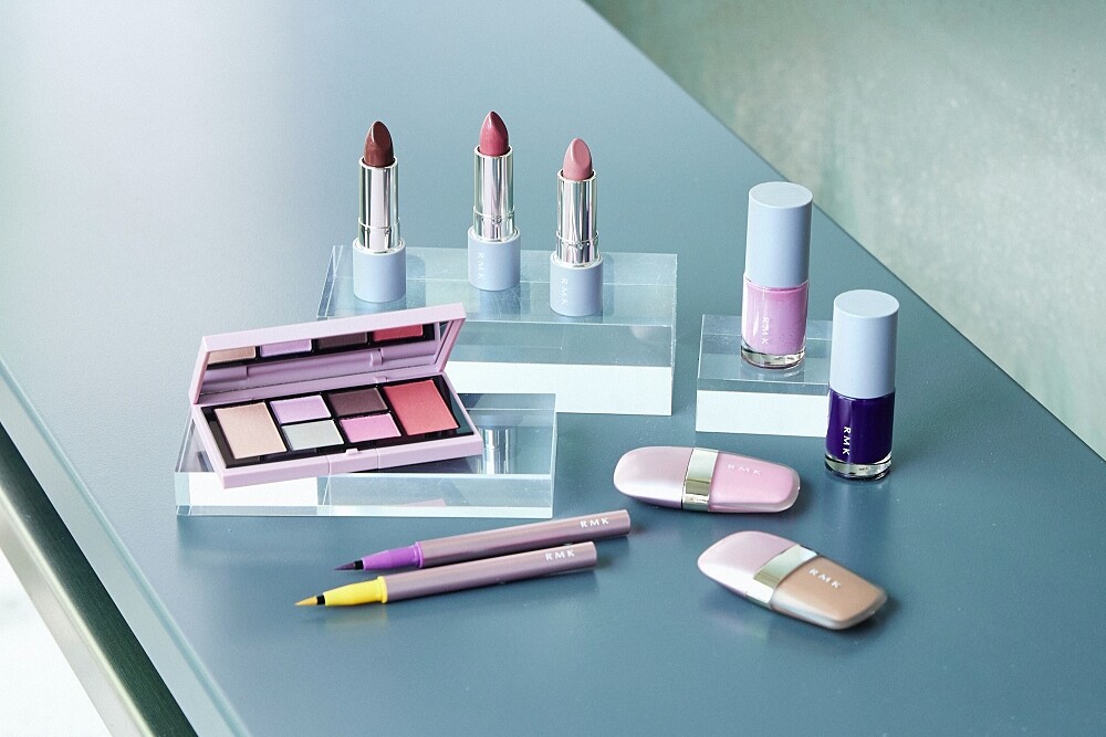 RMK 2024 HOLIDAY COLLECTION全品項，包裝挑選一眼瞬間即能心情愉悅的金屬粉紅色調與以明礬石為意境的灰色調搭配。