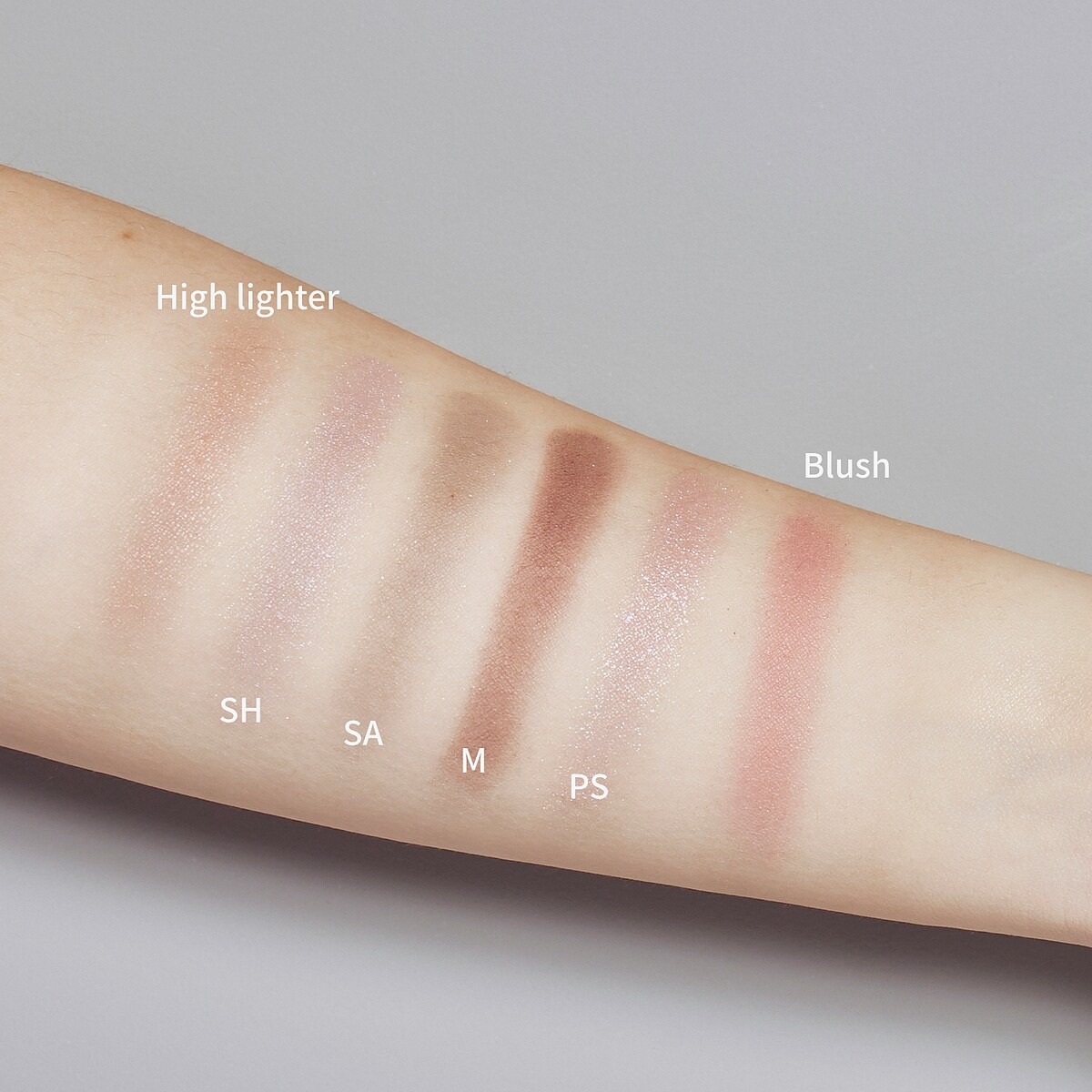 RMK粉潮眼頰彩盤試色。