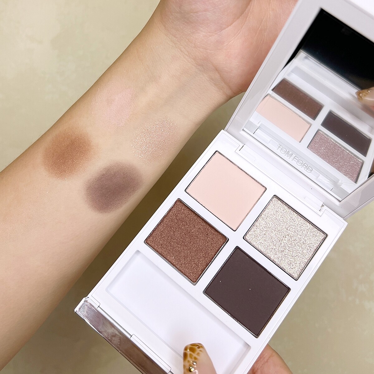 TOM FORD太陽親吻限量高級訂製四格眼盤#01 Black Diamond手部試色。