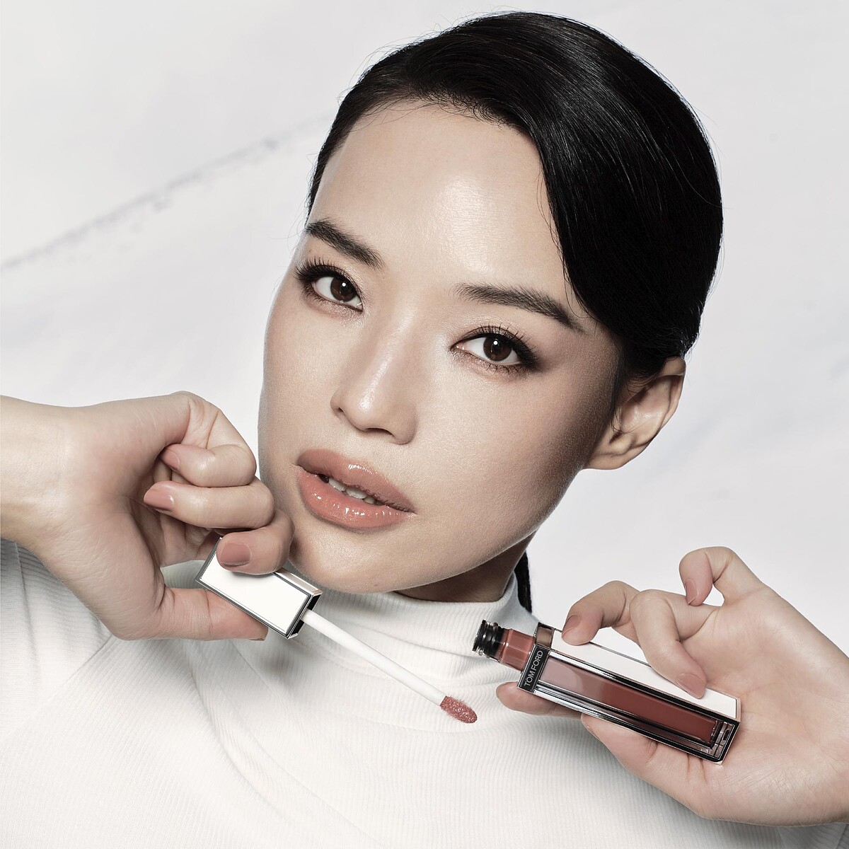 代言人舒淇拍攝的形象照中使用了TOM FORD太陽親吻限量設計師奢華水唇萃#17 Peak Flush。