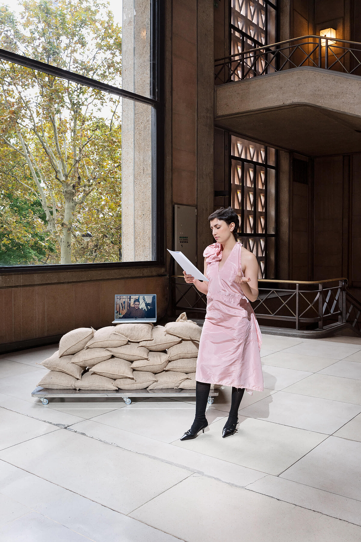 Miu Miu 於Art Basel Paris推出”Tales & Tellers” 。