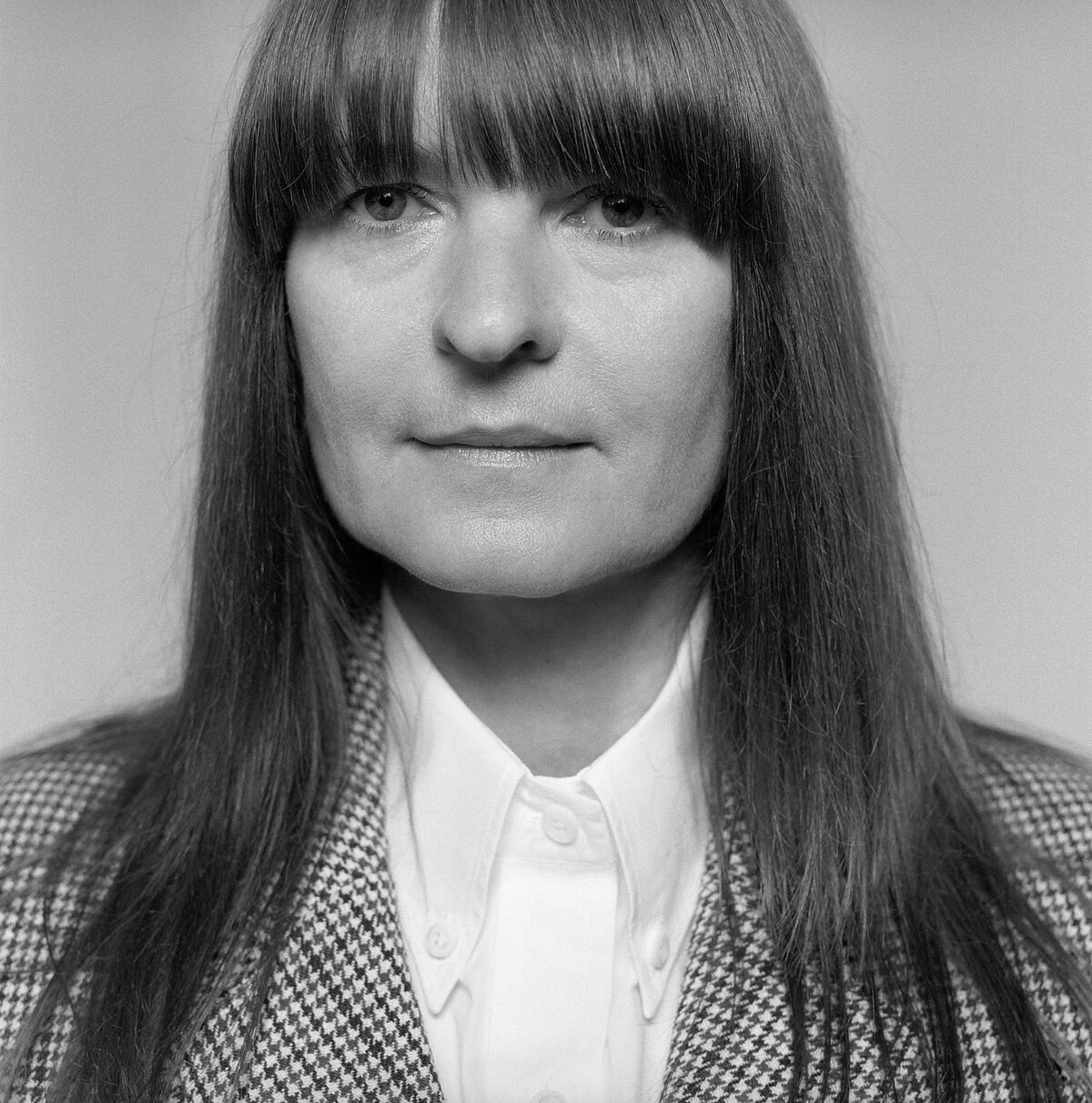 Goshka Macuga 是一位波蘭跨領域藝術家,目前於倫敦工作。Macuga 的創作以歷史與檔案研究為基礎,為其多領域的創作提供資訊。策展人、歷史學家與展覽設計師的角色經常與她的創作相連結,作為一名藝術家,她以一種制度批判的形式質疑歷史學、政治結構與我們時代的迫切問題。2019年,Macuga受邀為紐約現代藝術博物館製作大型掛毯。她曾在世界各地的畫廊舉辦個展,包括紐約 New Museum、倫敦 Whitechapel Gallery、瑞士 Kunsthalle Basel、倫敦 Tate Britain、米蘭 Fondazione Prada 和上海 Prada Rong Zhai。Macuga 的作品被收錄於 Documenta 2012,並於 2008 年榮獲透納獎 (Turner Prize) 提名,更於 2024 年獲選為英國皇家藝術研究院成員。