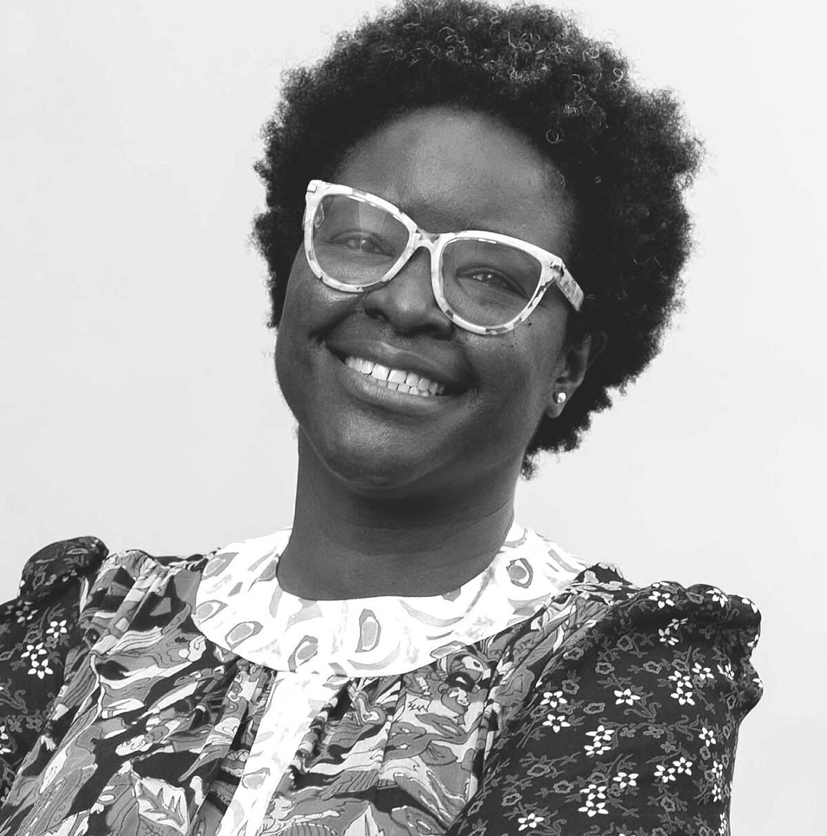 Elvira Dyangani Ose 目前為巴塞隆納當代藝術博物館 (MACBA) 館長。 她曾任倫敦 The Showroom 的總監兼首席策展人、倫敦大學金匠學院視覺文化講師、泰特現代美術館諮詢委員會 (Tate Modern Advisory Council) 顧問、Thought Council, Fondazione Prada成員、哥德堡國際當代藝術雙年展 (Göteborg International Biennial of Contemporary Art) 策展人、倫敦泰特現代美術館 (Tate Modern) 國際藝術策展人、剛果民主共和國 Rencontres Picha Lubumbashi Biennial 藝術總監,以及紐約 Creative Time 資深策展人。 她曾在紐約康奈爾大學攻讀藝術史與視覺研究博士學位,在巴塞隆納Universitat Politècnica de Catalunya 獲得建築理論與歷史碩士學位,並在巴塞隆納Universitat Autònoma de Barcelona 獲得藝術史學士學位。