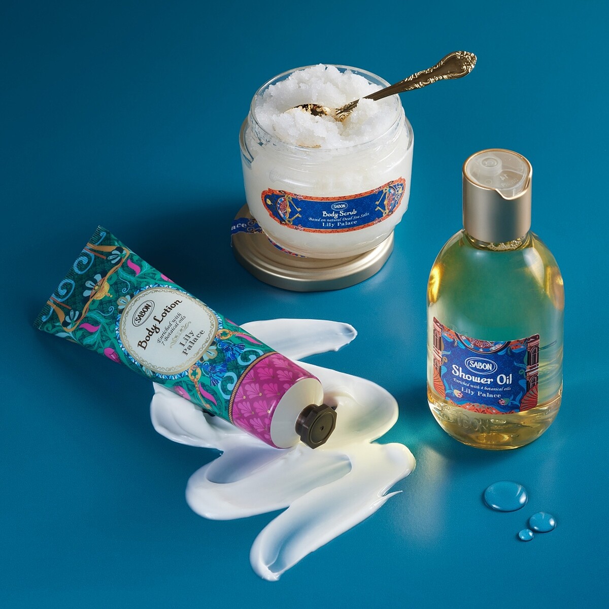 SABON美好年代沐浴油300ml(PET瓶)，NT1,080、450ml，NT1,380。身體磨砂膏320g，NT1,480。身體乳液150ml，NT1,280