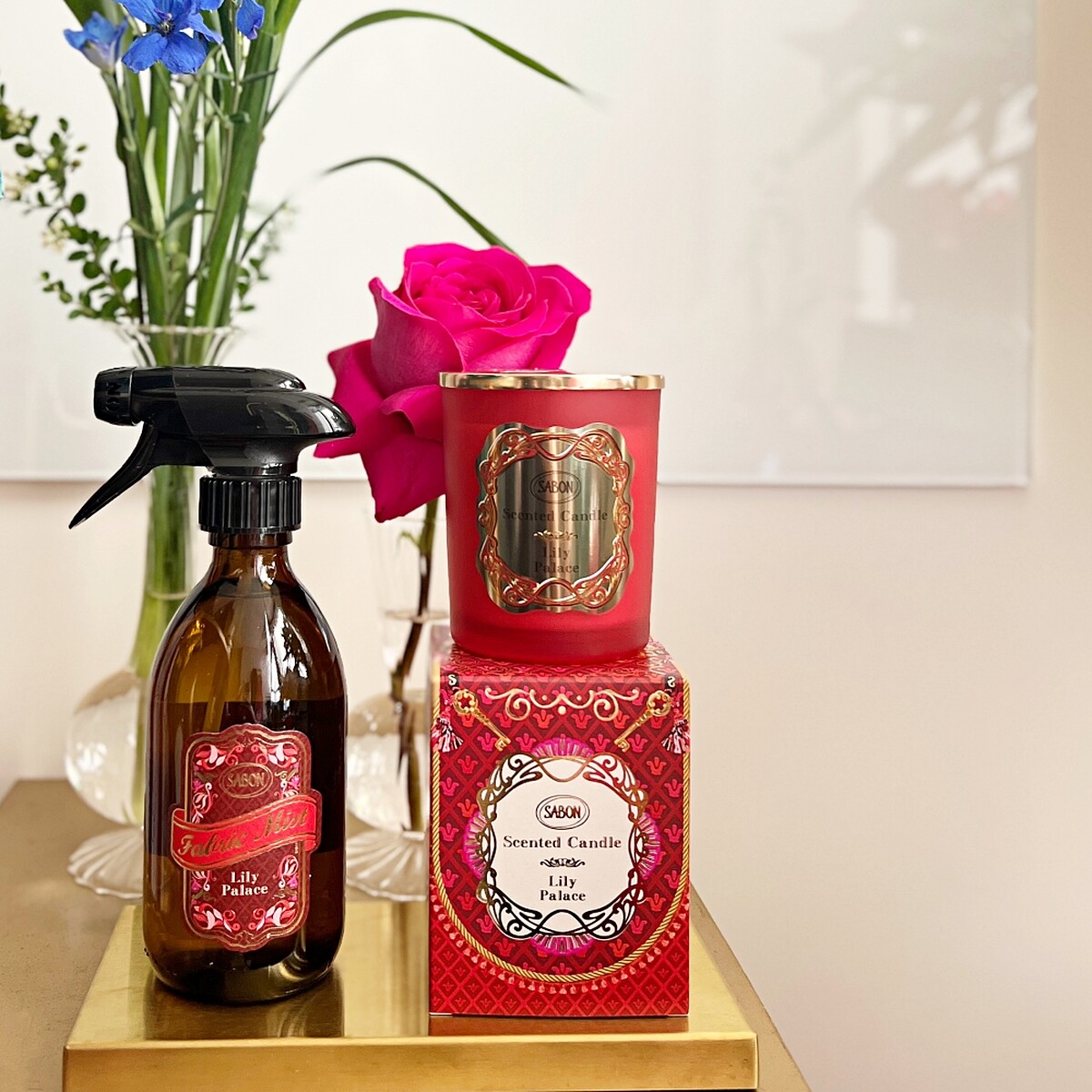 SABON美好年代織物香氛噴霧300ml，NT980。美好年代香氛蠟燭180g，NT2,380