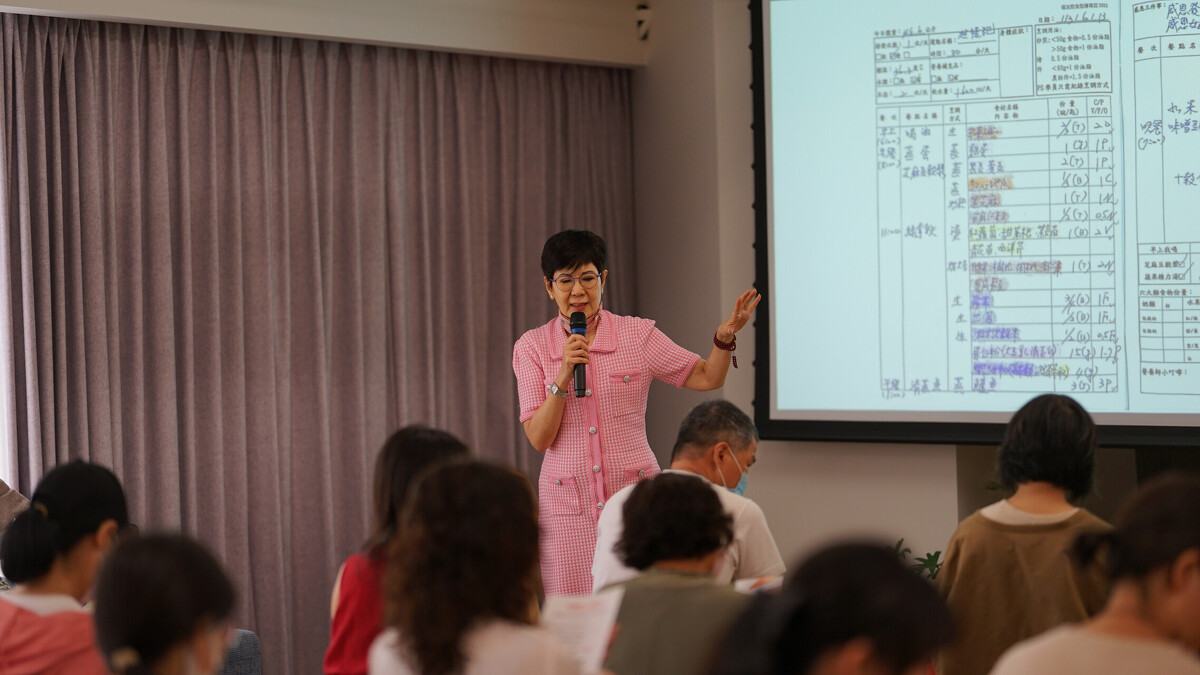 裙擺澎澎 RUN 跑友限定的健康沙龍講座中，陳月卿分享在癌症關懷基金會的飲食指導專班中，透過營養師的引導，帶領癌友每天手寫飲食記錄表，學習營養的種類份量計算、飲水以及感恩三件事，幫助癌友找回自己的健康。