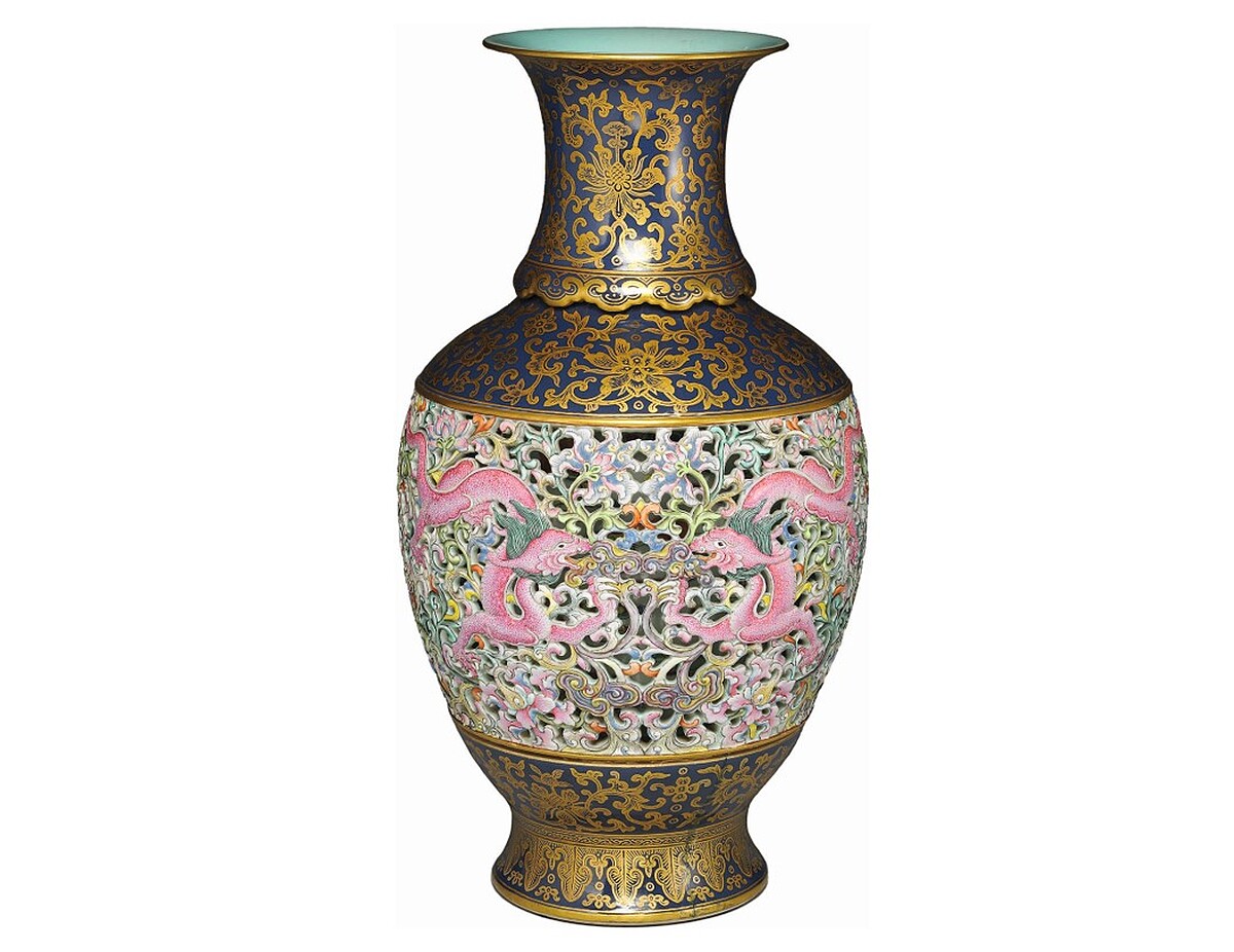 洋彩玲瓏轉旋瓶，清，乾隆皇帝（1736-1795年）國立故宮博物院。