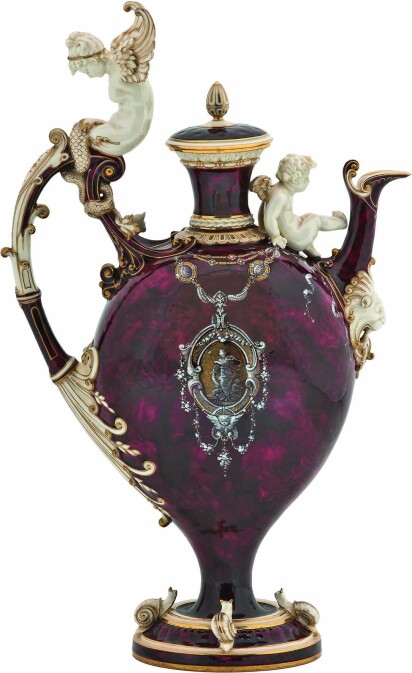 布洛瓦帶蓋長頸壺，塞弗爾國家瓷器廠(1883-1884年)巴黎裝飾藝術博物館。