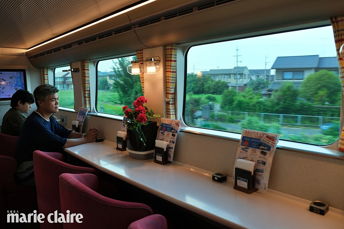 咖啡吧檯車廂沙發座位