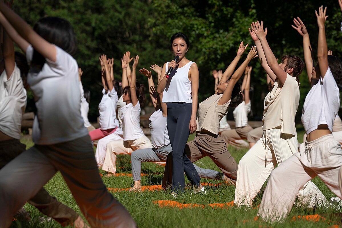 楊謹華（中）有一場在戶外森林裡教導近百位學生做瑜伽的戲，她透露戶外的陽光、芬多精，讓人有種很靠近「重生」的感覺。