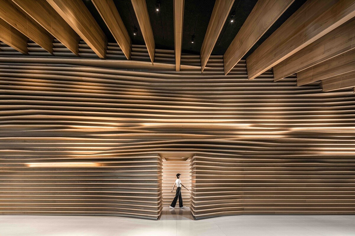 內部設計延續了建築外觀的流動感。