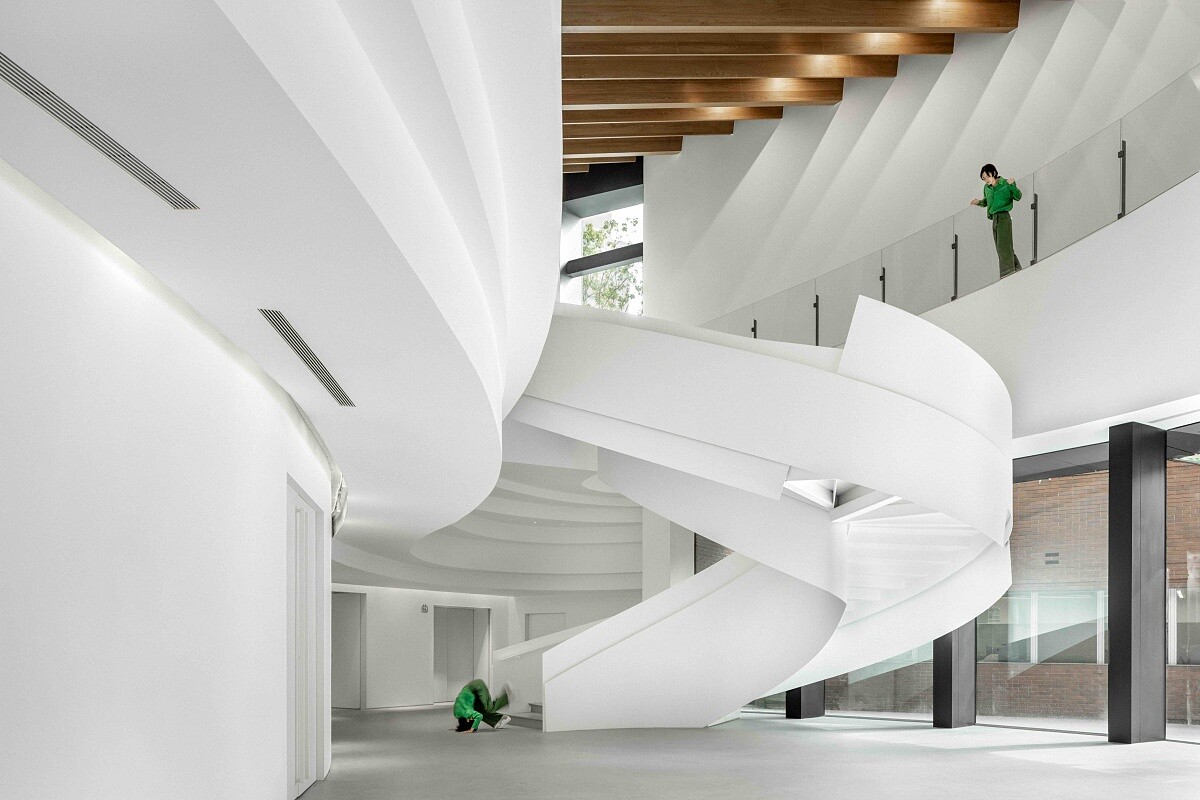 室內流動的線條賦予空間豐富的視覺效果。