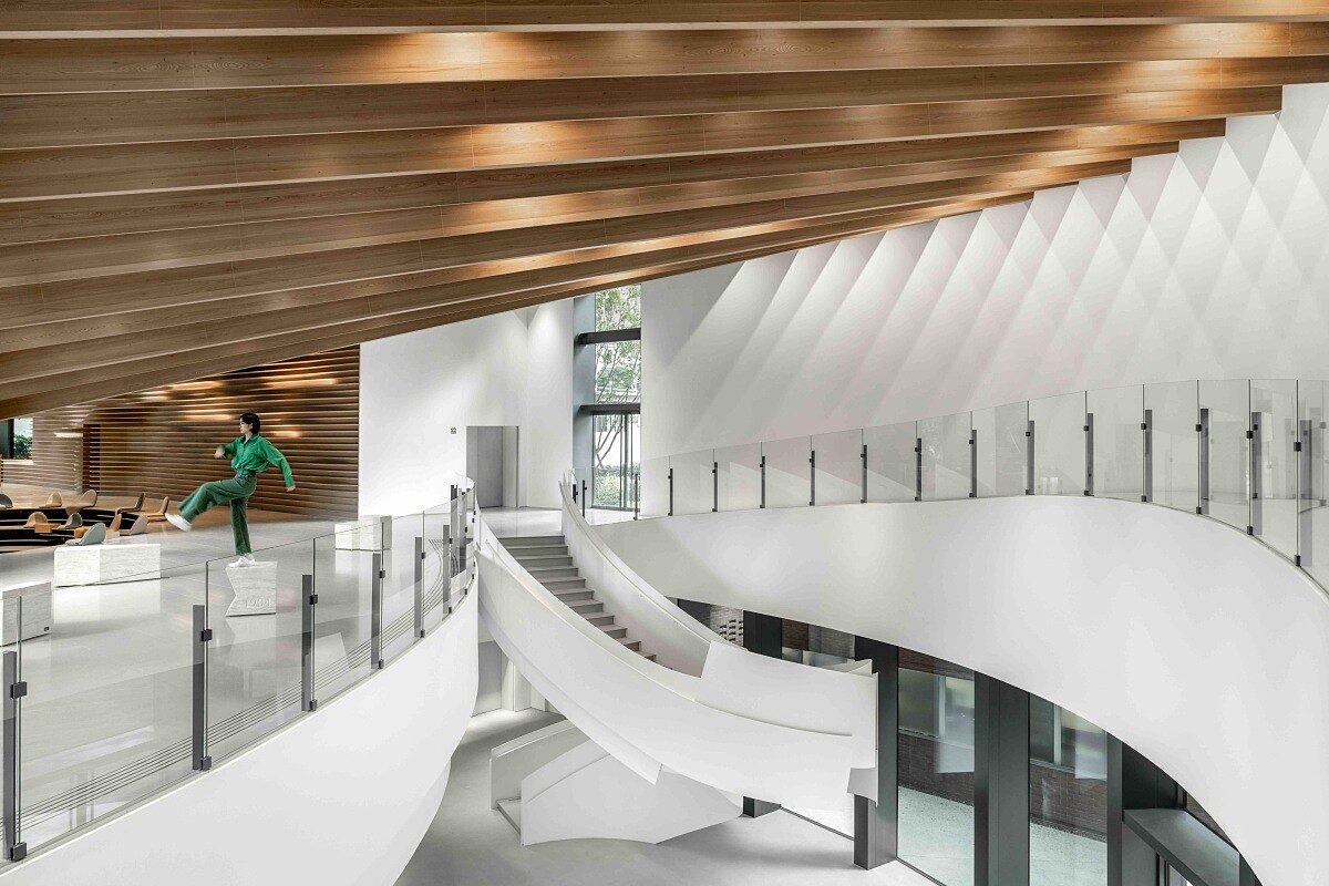 唐草設計的線條在空間中交織出豐富的視覺效果。