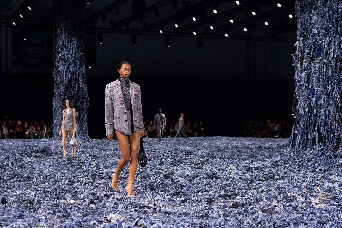 Diesel SS25的秀場宛如末日場景。