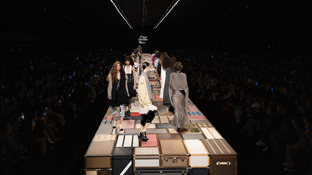 Louis Vuitton 2025SS春夏秀場,以超過千個的經典行李箱打造而成。