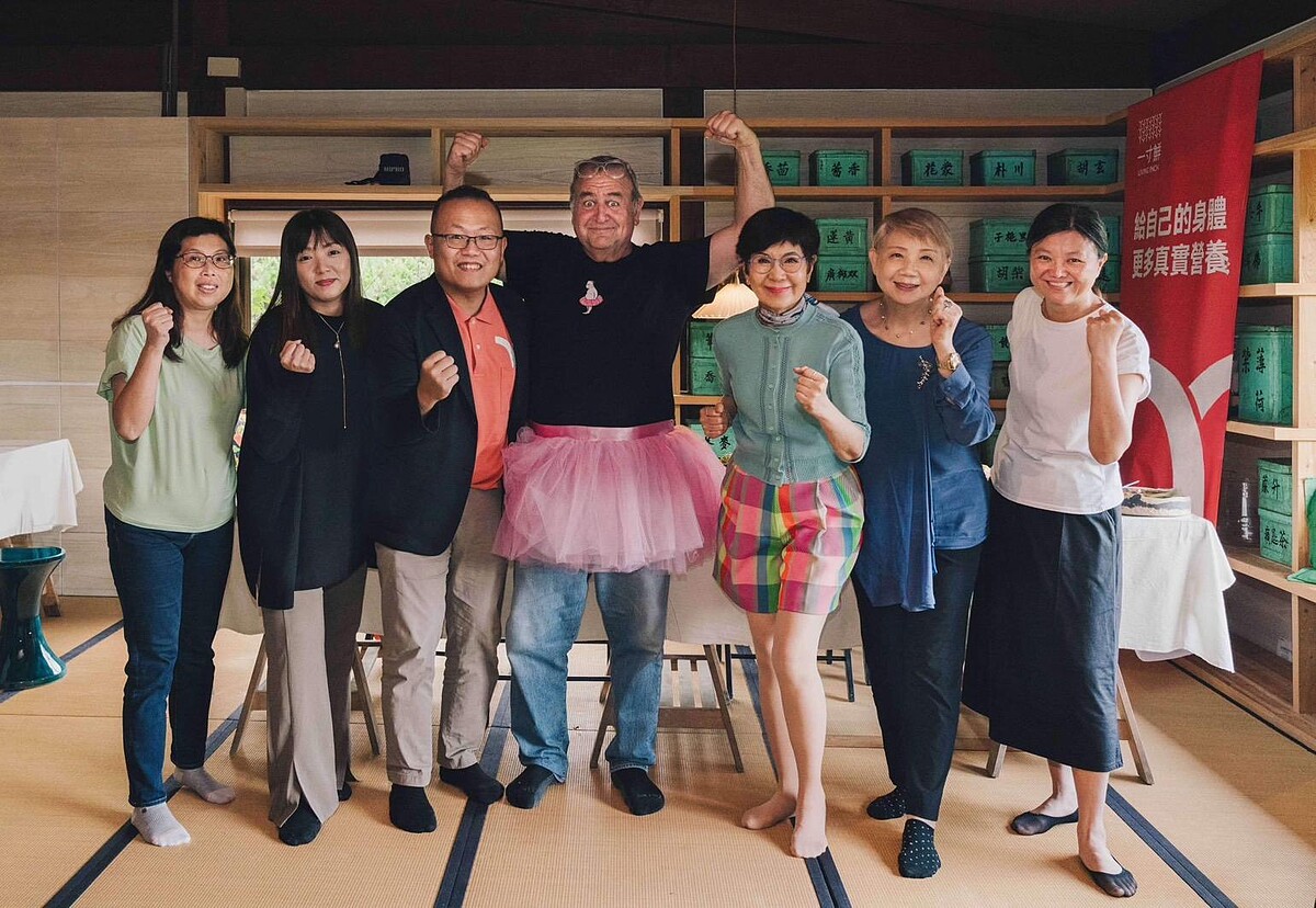 一寸鮮育苗人許偉哲（左三）、The Tutu Project創辦人 Bob Carey （中間）和 癌症關懷基金會董事長陳月卿（右三），與一群剛剛完成人生第一場路跑賽事的癌友來於陽明山火山口 西恩花園與媒體朋友見面。