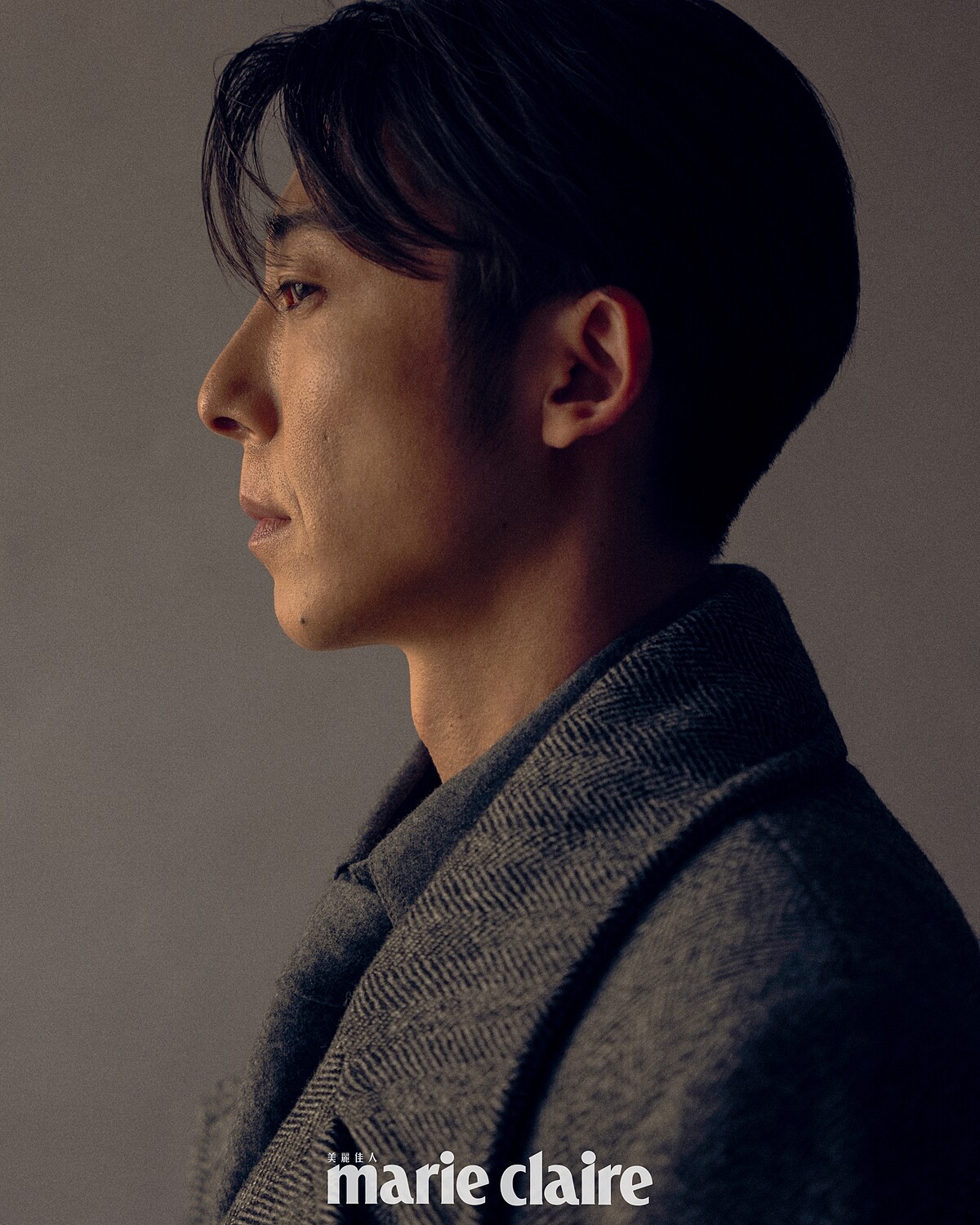 灰色大衣、灰色毛呢襯衫、灰色毛呢領帶,all by Bottega Veneta。