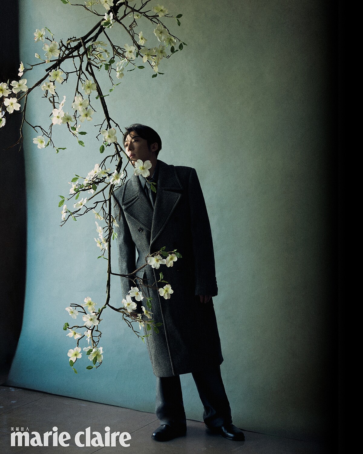 灰色大衣、灰色毛呢襯衫、灰色毛呢領帶、灰色西裝長褲、黑色皮靴,all by Bottega Veneta。