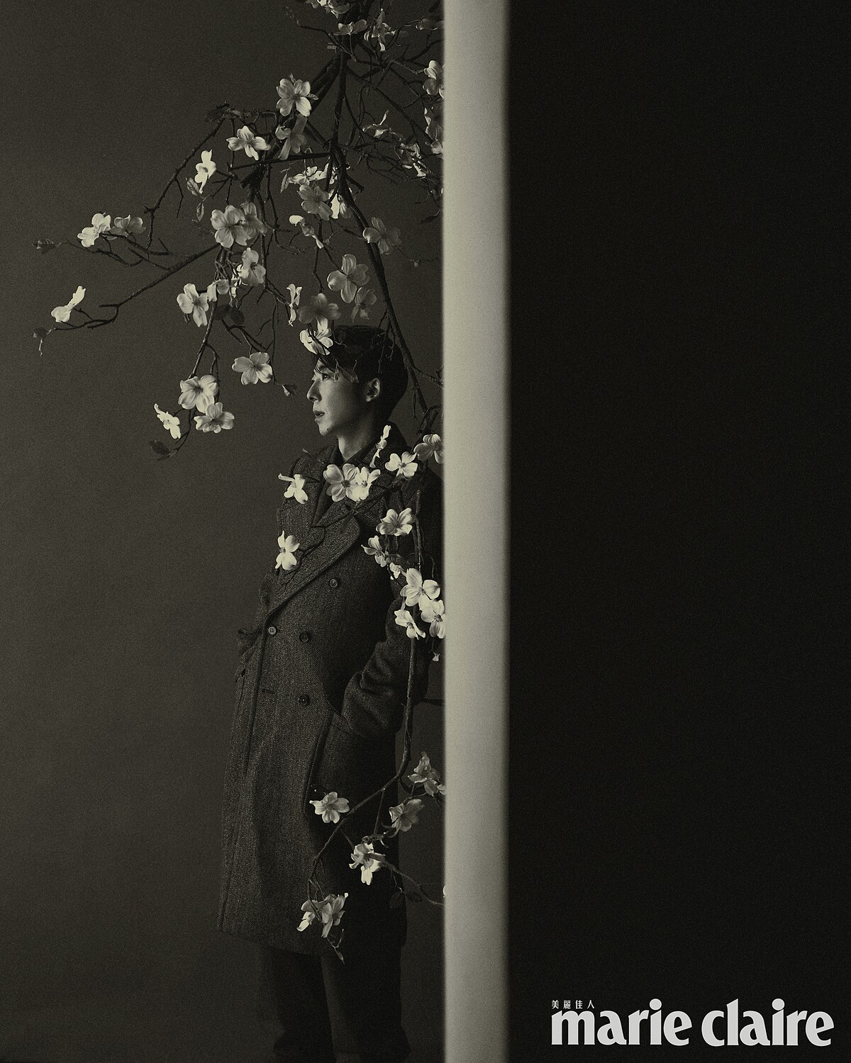 灰色大衣、灰色毛呢襯衫、灰色毛呢領帶、灰色西裝長褲,all by Bottega Veneta。灰色大衣、灰色毛呢襯衫、灰色毛呢領帶、灰色西裝長褲,all by Bottega Veneta。