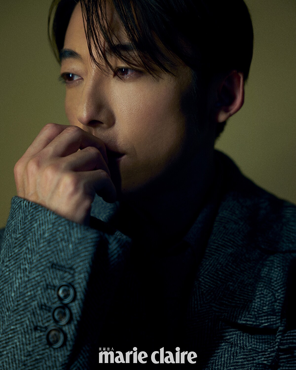 灰色大衣、灰色毛呢襯衫、灰色毛呢領帶,all by Bottega Veneta。