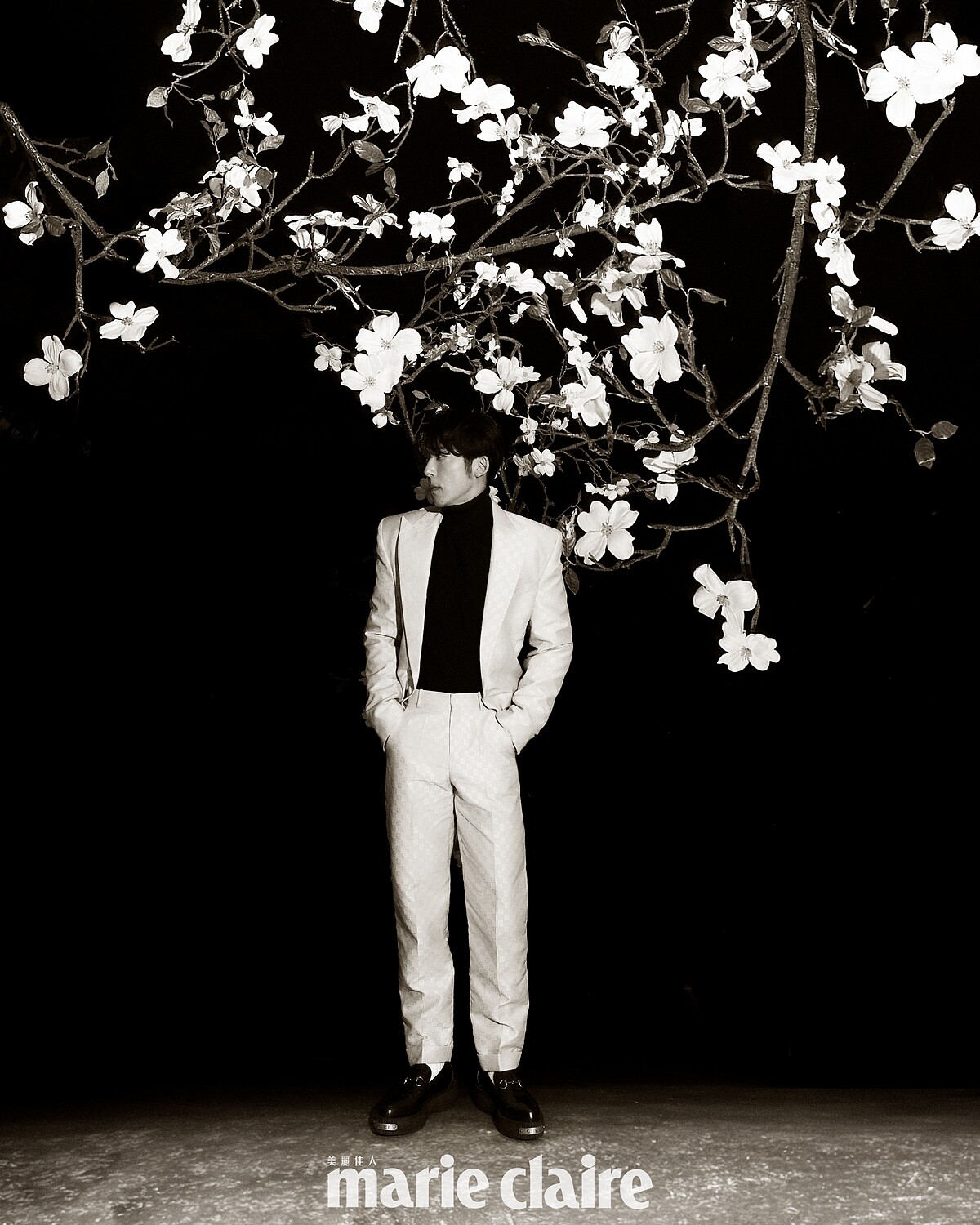 黑色高領針織衫,Prada;杏色印花西裝外套、杏色印花西裝褲,both by Balmain;黑色尖頭皮鞋,Gucci。