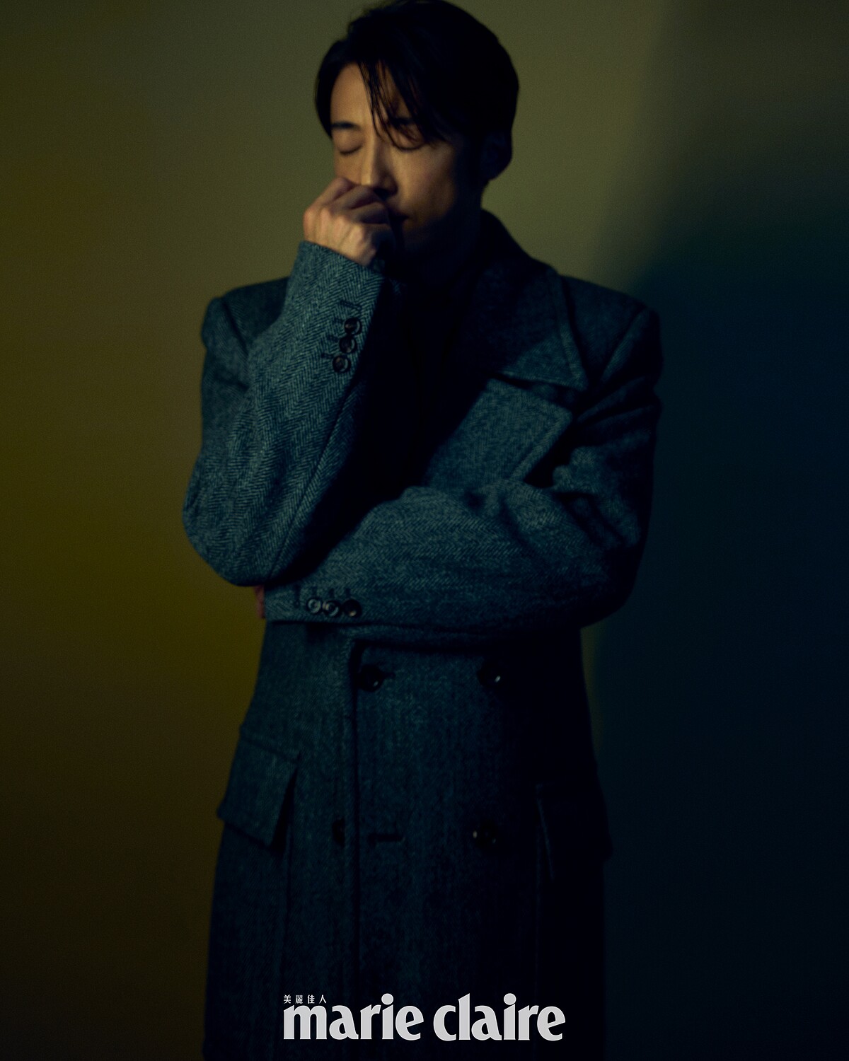 灰色大衣、灰色毛呢襯衫、灰色毛呢領帶、灰色西裝長褲,all by Bottega Veneta。