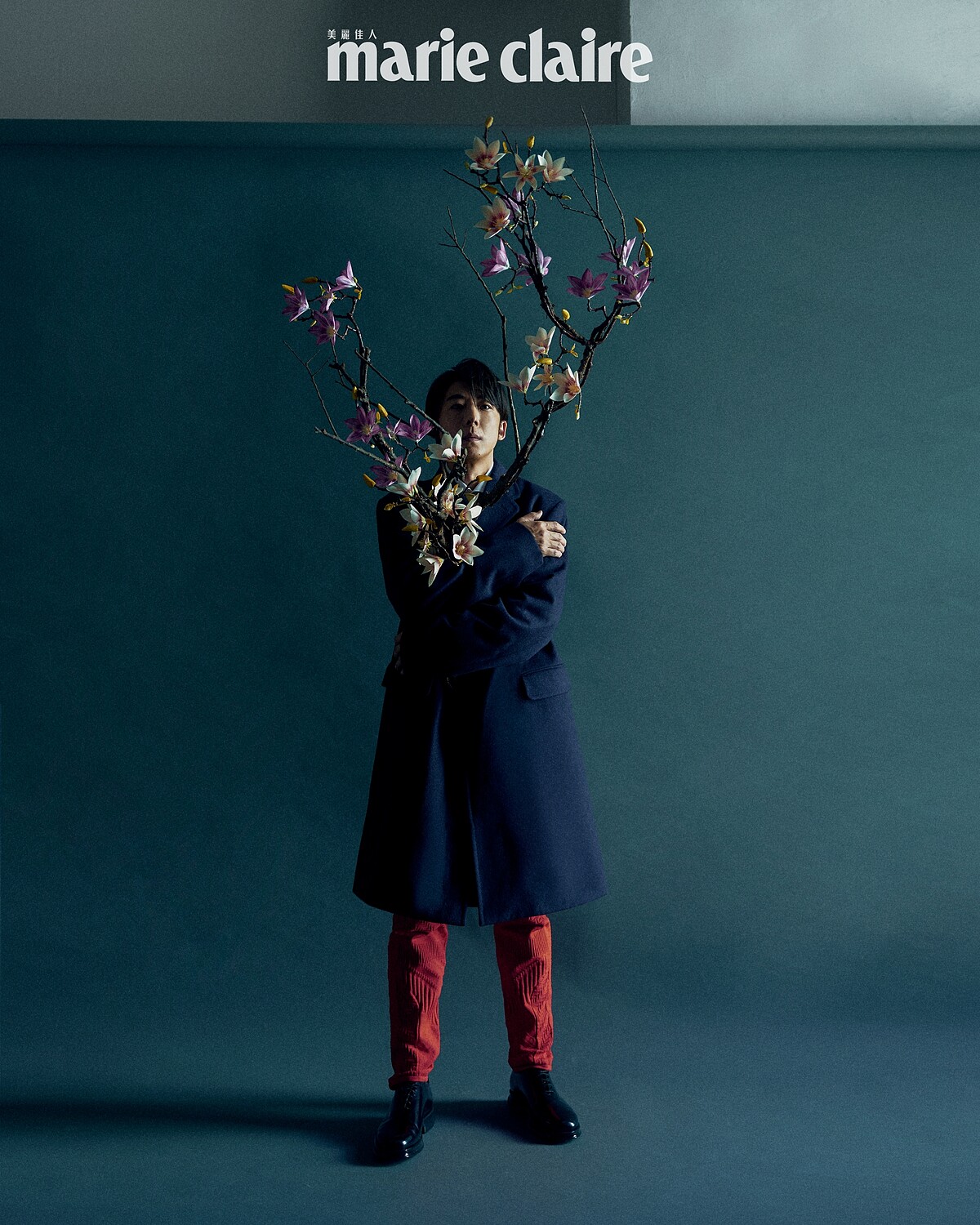 深藍色大衣、粉色襯衫、草綠色絲質領帶、紅色針織長褲,all by Prada。