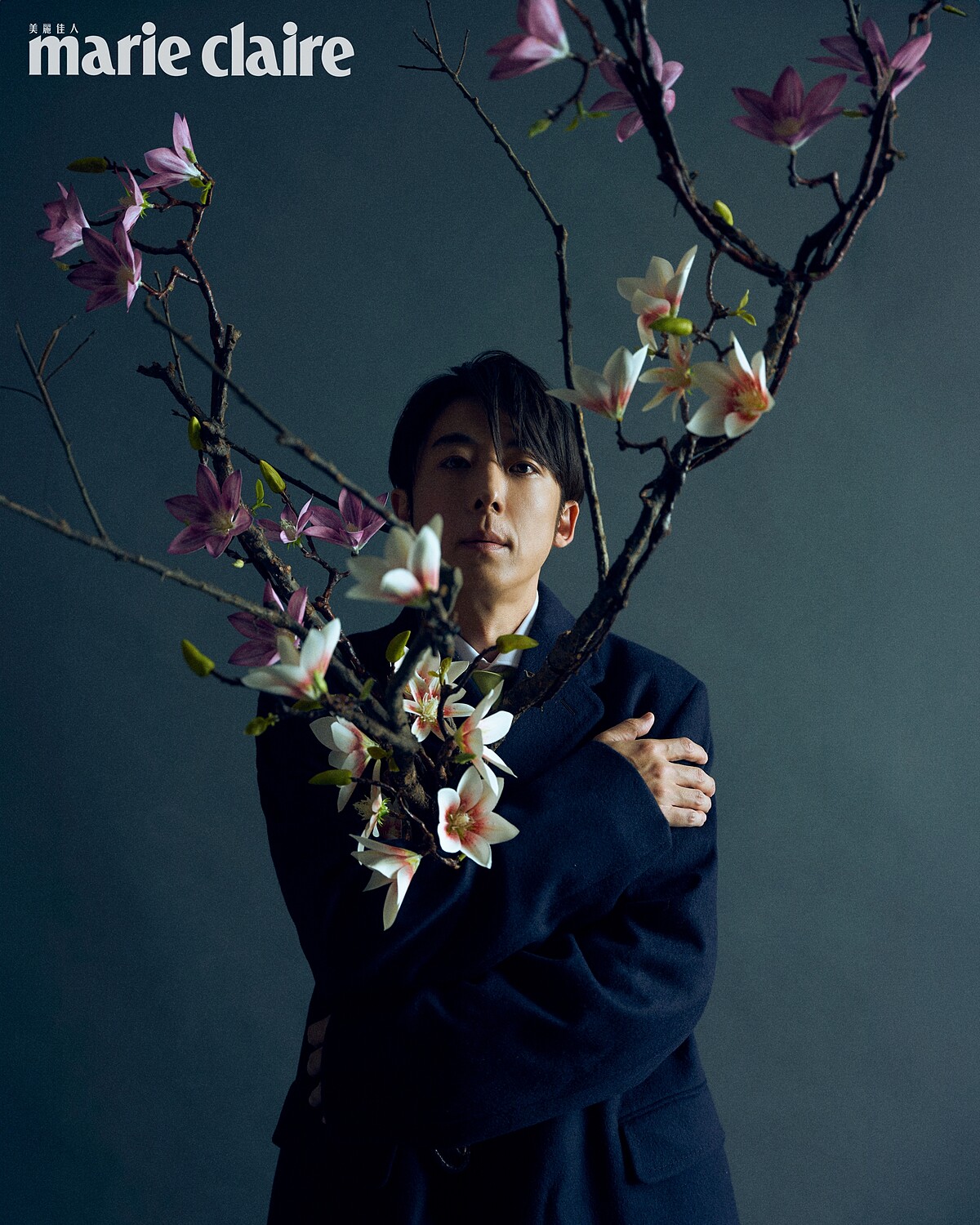 深藍色大衣、粉色襯衫、草綠色絲質領帶,all by Prada。