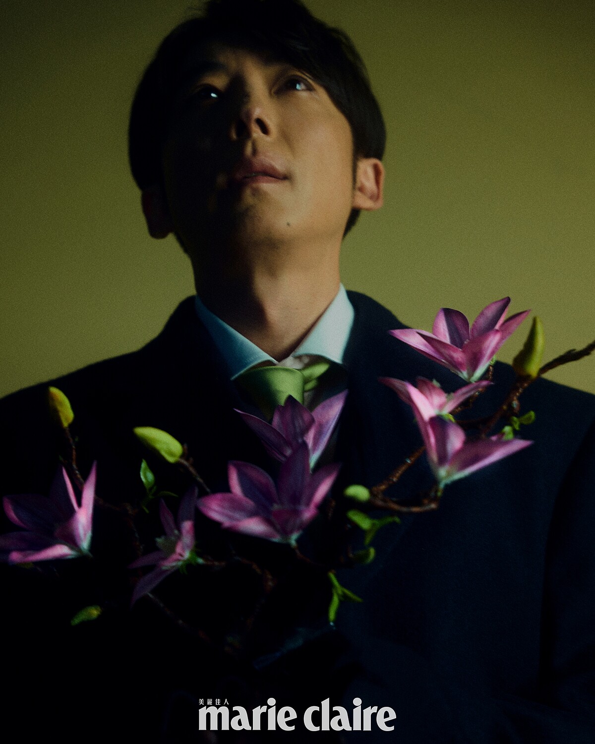 深藍色大衣、粉色襯衫、草綠色絲質領帶,all by Prada。