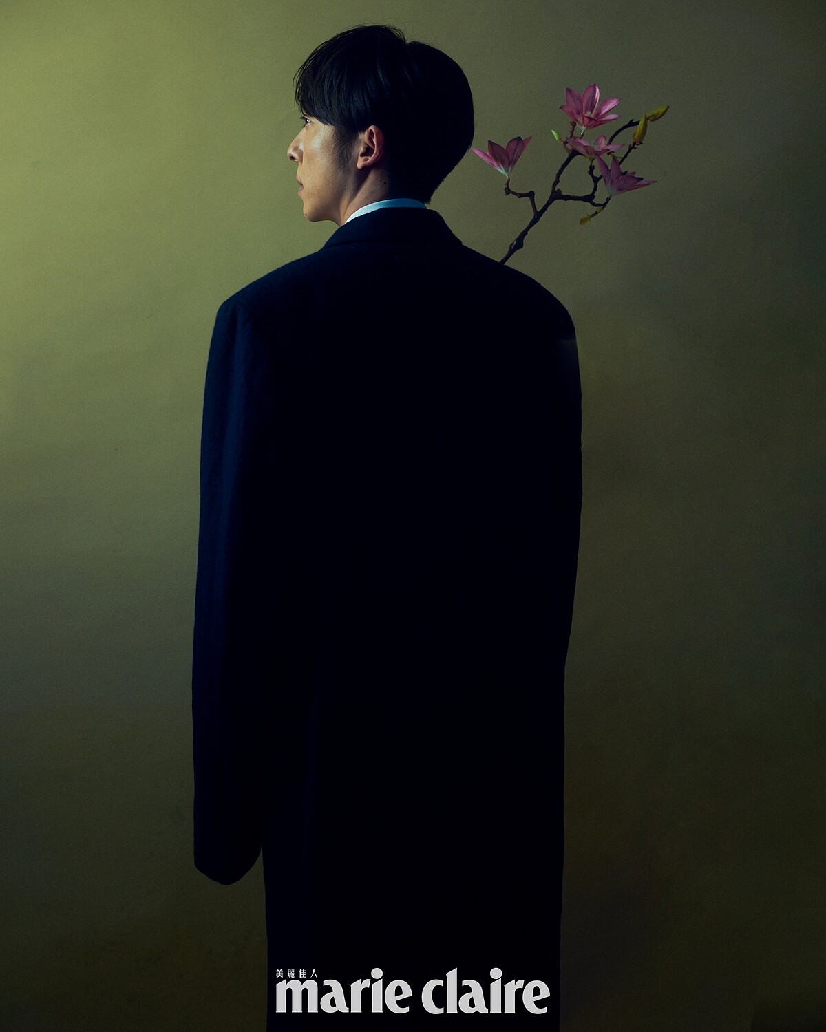 深藍色大衣、粉色襯衫紅色針織長褲,both by Prada。