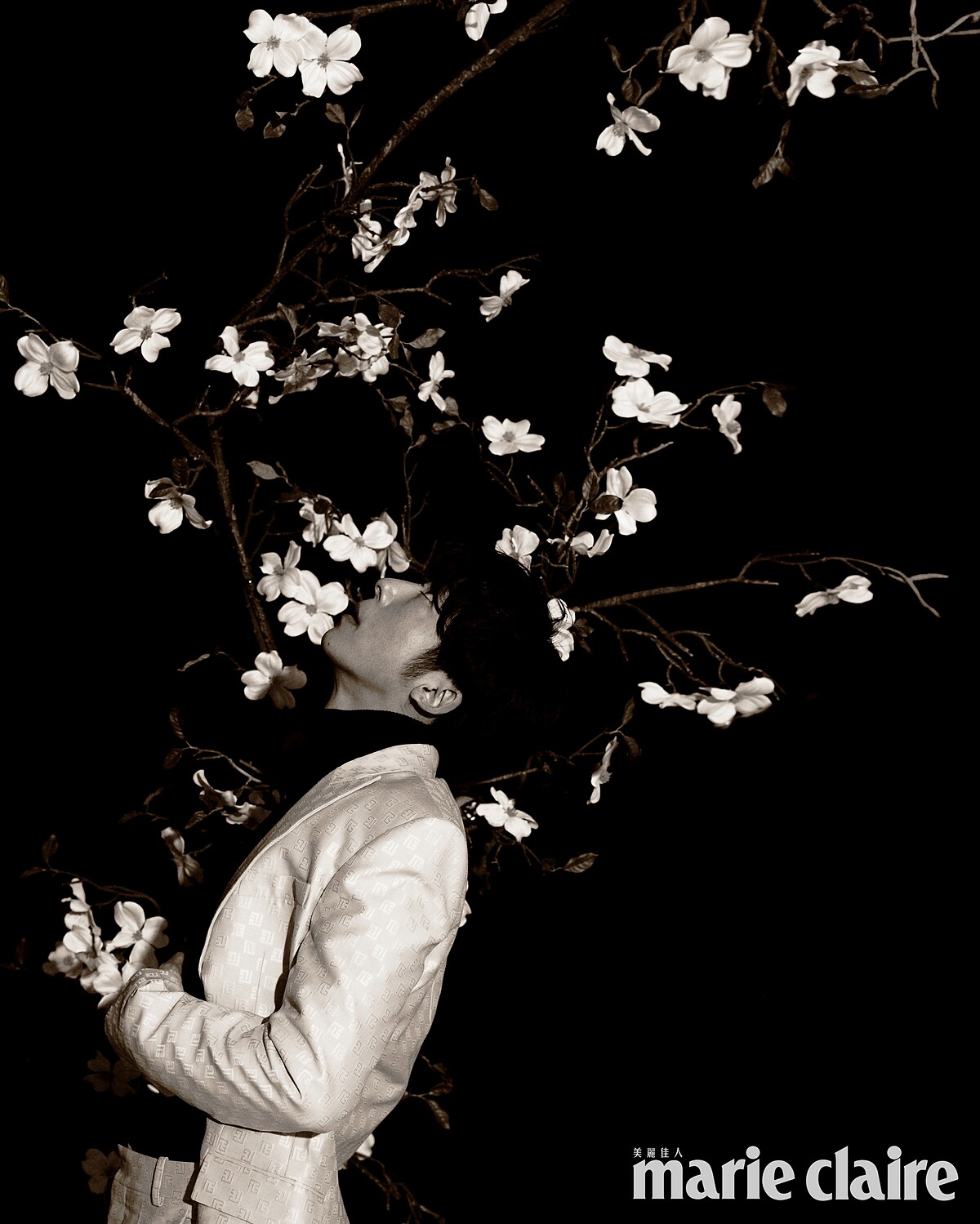 黑色高領針織衫,Prada;杏色印花西裝外套、杏色印花西裝褲,both by Balmain。