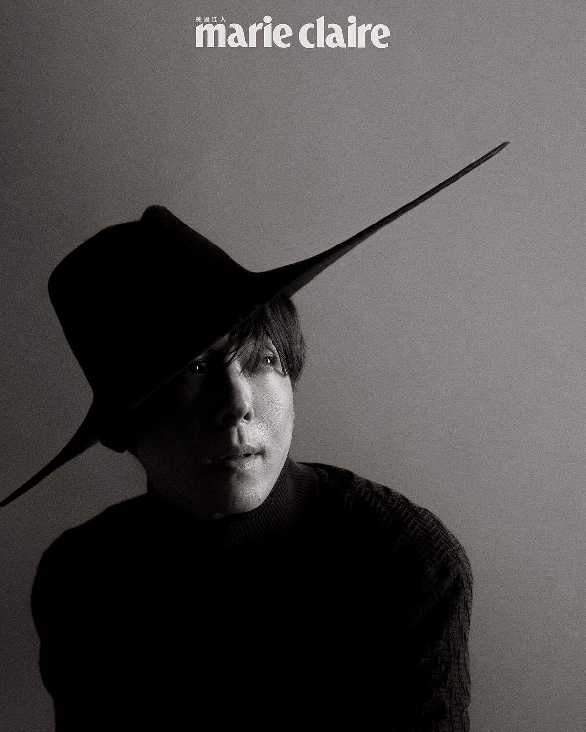 黑色高領針織衫,Prada;黑色寬帽沿紳士帽,造型私物。
