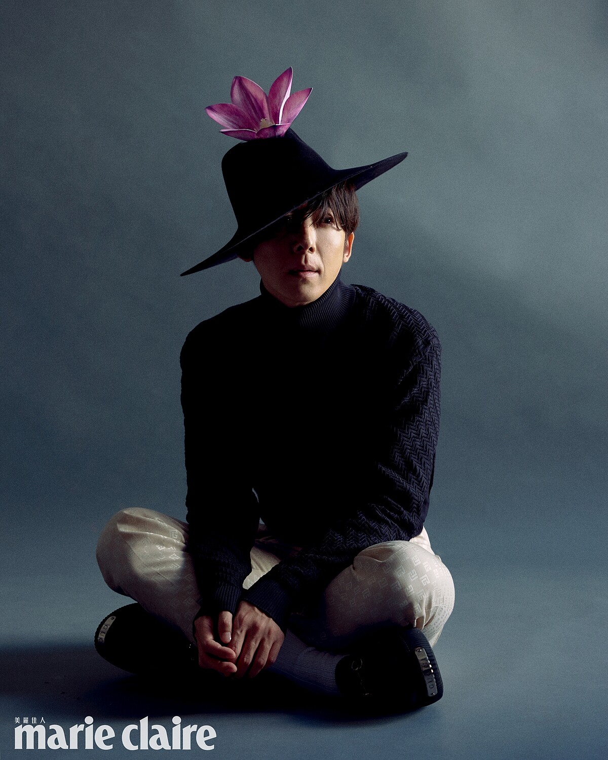 黑色高領針織衫,Prada;杏色印花西裝褲,Balmain;黑色尖頭皮鞋,Gucci。