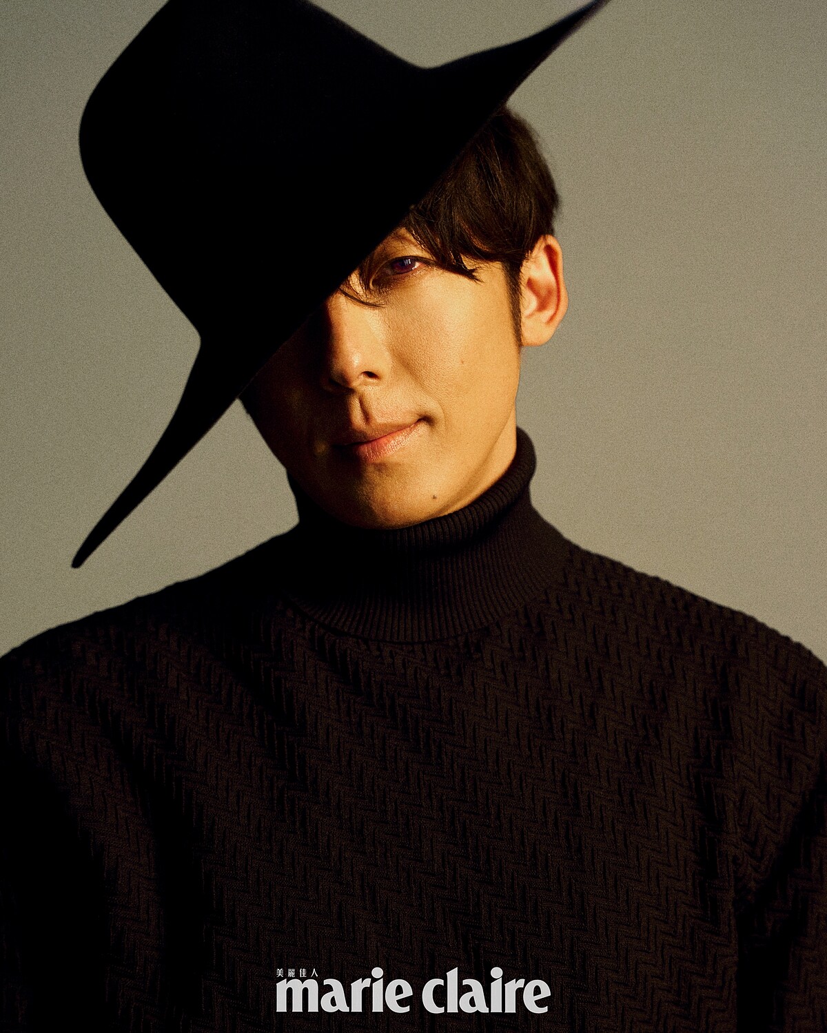 黑色高領針織衫,Prada;黑色寬帽沿紳士帽,造型私物。