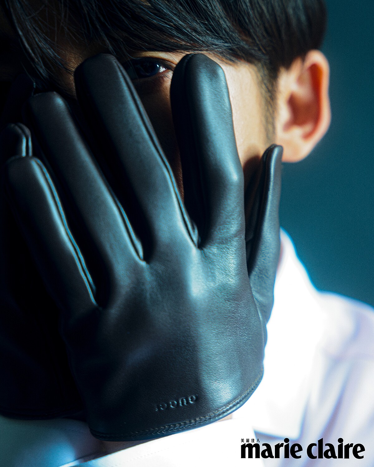 粉色襯衫,Prada;咖啡色皮手套,Gucci。