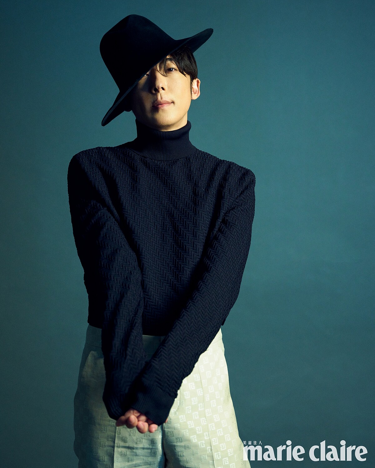 黑色高領針織衫,Prada;杏色印花西裝褲,both by Balmain.。