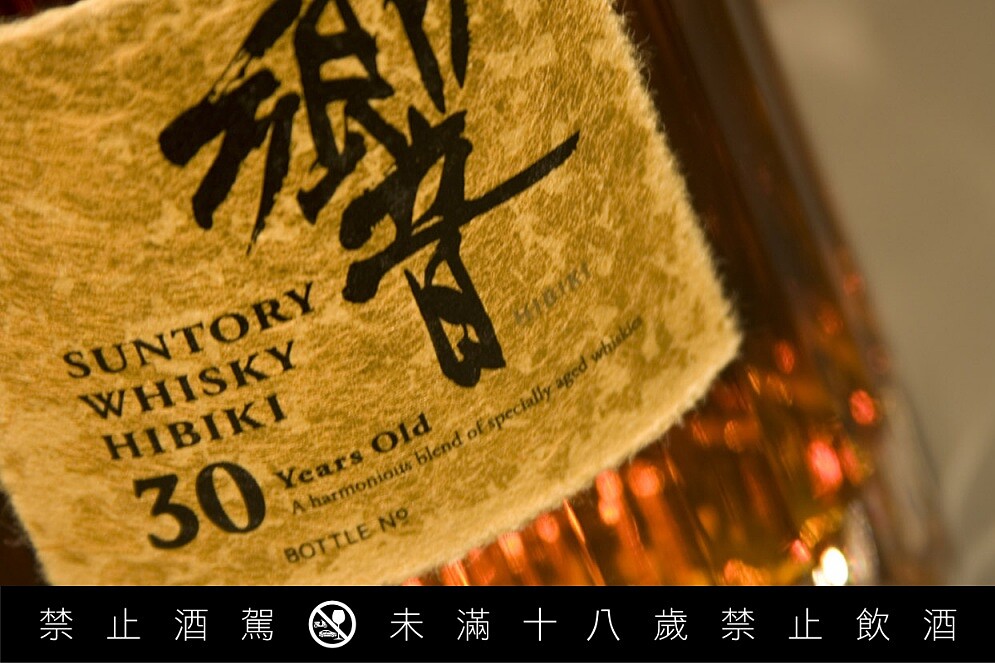 酒標則使用擁有1500年歷史的越前和紙製作。