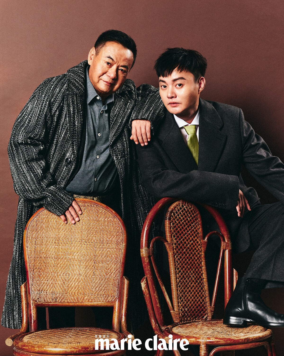 蔡振南/灰色襯衫、黑色西裝外套、格紋長版大衣、黑色西裝褲,all by Boss。許富凱/鐵灰色羊毛西裝外套、淺粉色撞色衣領襯衫、鐵灰色羊毛長褲、綠色絲質領帶,all by Prada;黑色短靴,Boss。