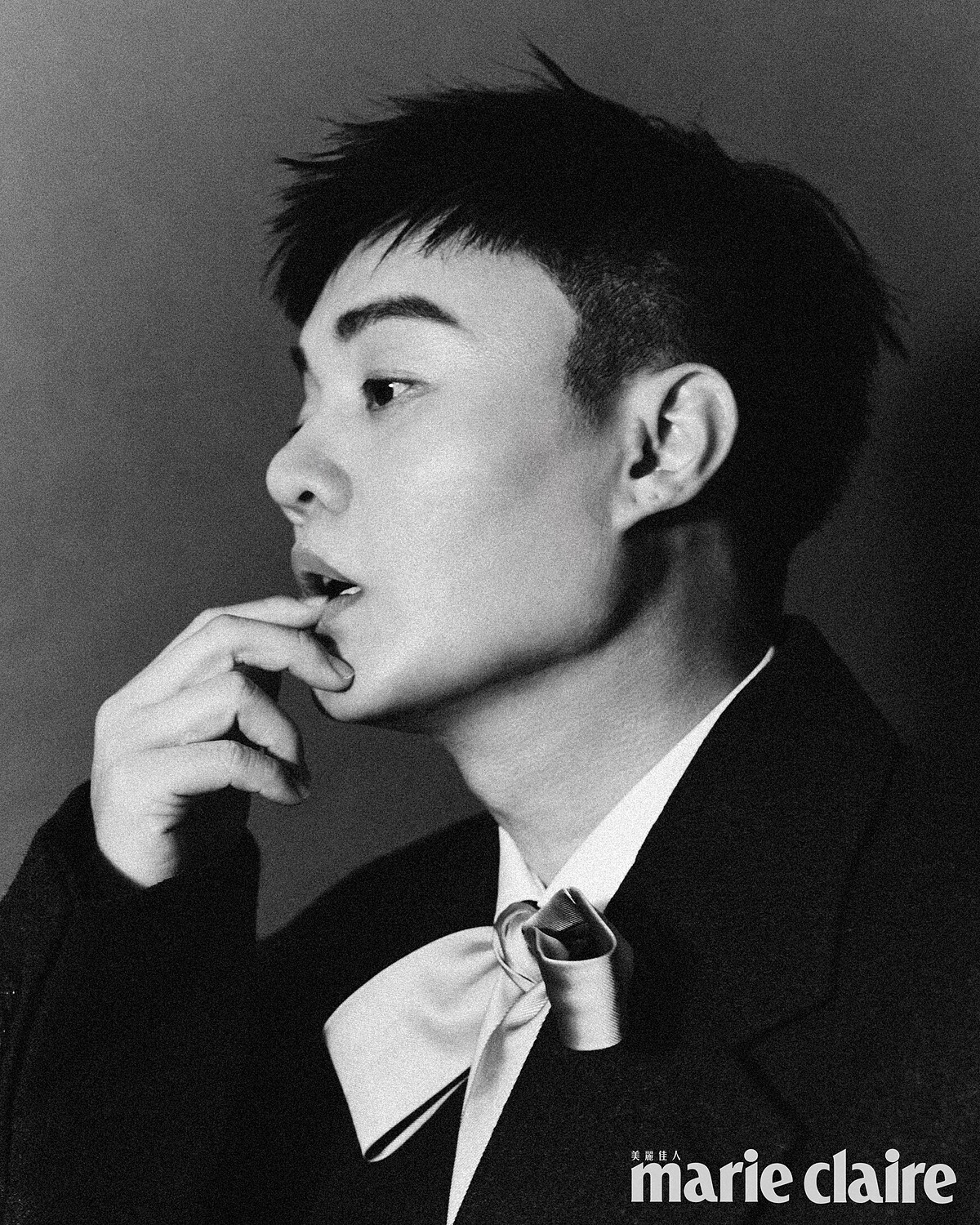 許富凱/鐵灰色羊毛西裝外套、淺粉色撞色衣領襯衫、綠色絲質領帶,all by Prada。