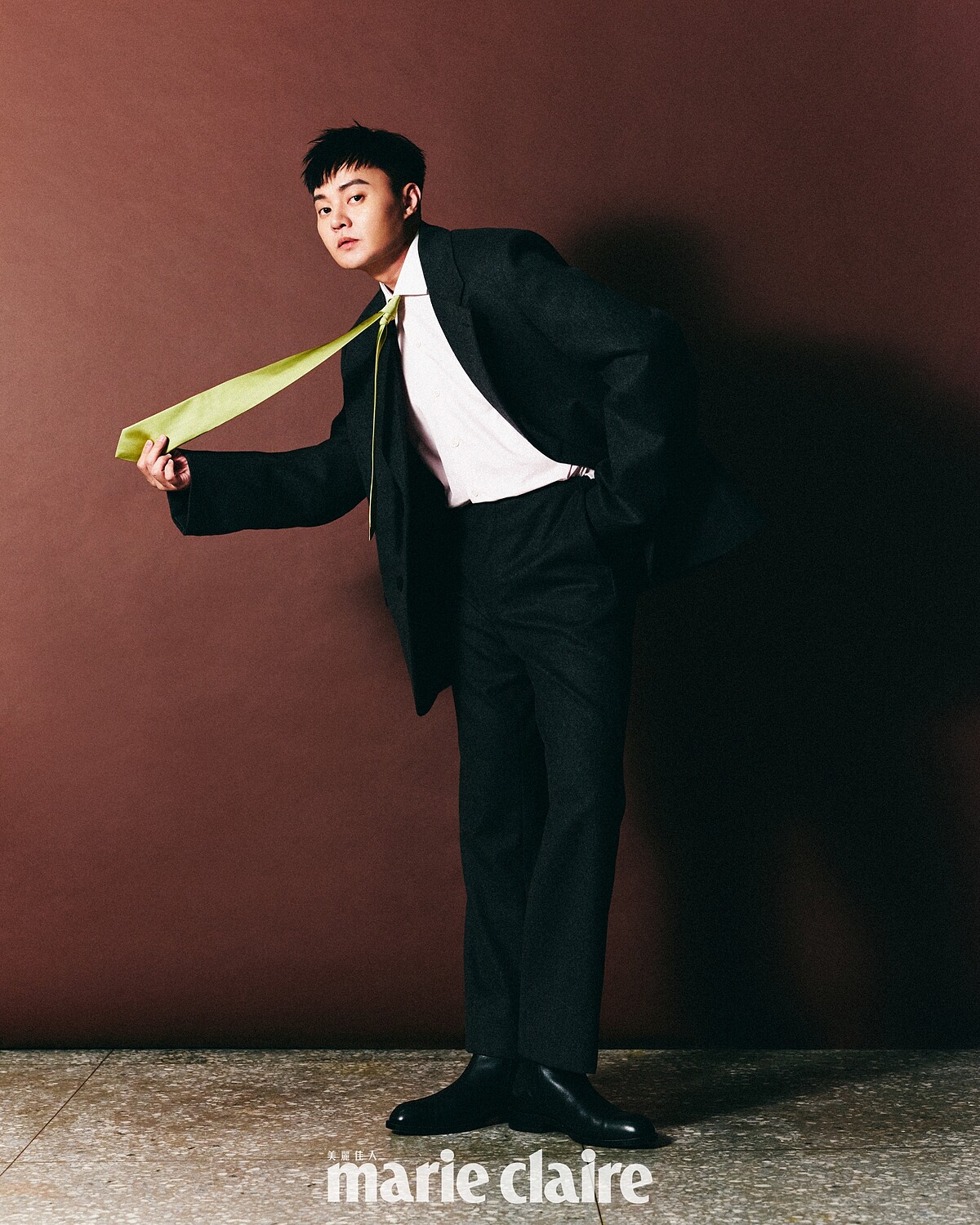 許富凱/鐵灰色羊毛西裝外套、淺粉色撞色衣領襯衫、鐵灰色羊毛長褲、綠色絲質領帶,all by Prada;黑色短靴,Boss。