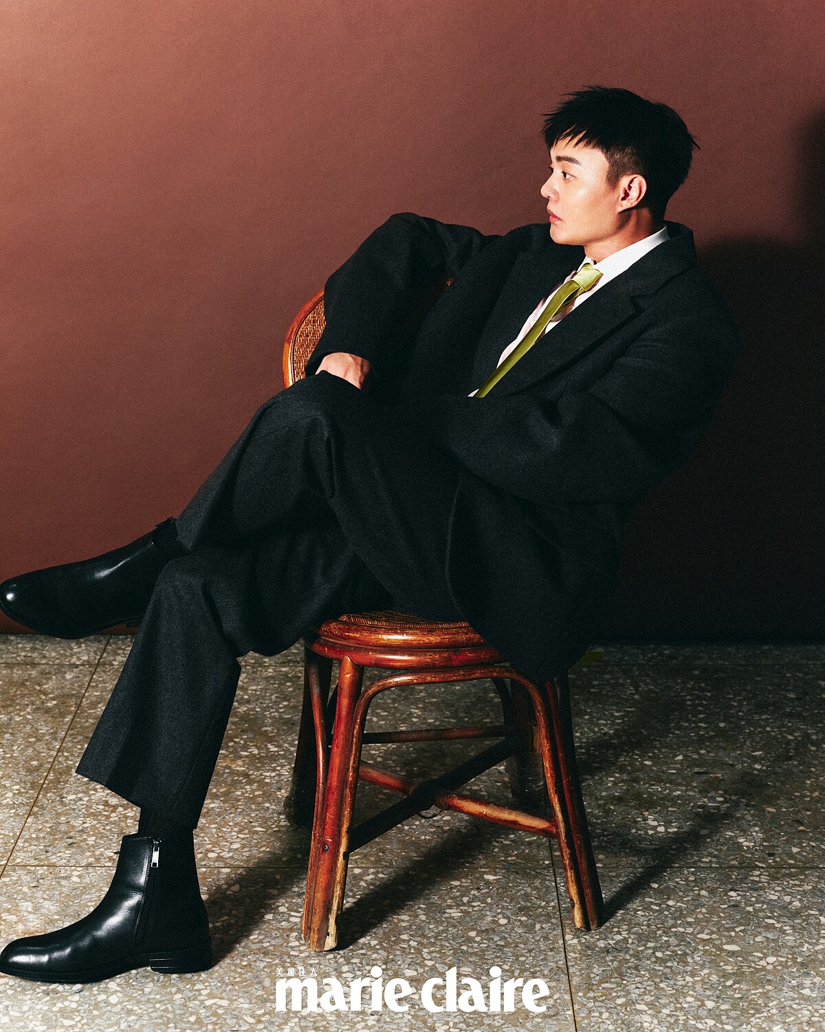 許富凱/鐵灰色羊毛西裝外套、淺粉色撞色衣領襯衫、鐵灰色羊毛長褲、綠色絲質領帶,all by Prada;黑色短靴,Boss。