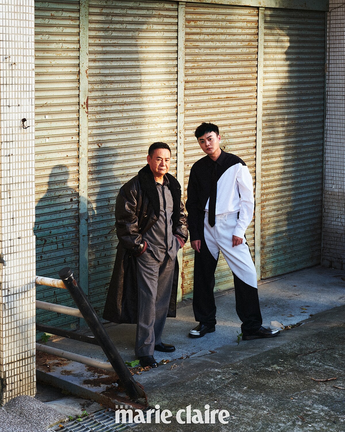 蔡振南/深咖啡色皮革外套、黑色皮鞋,both by Prada;淺色羊毛法蘭絨襯衫、輕質羊毛法蘭絨長褲,both by Bottega Veneta。許富凱 /黑白圓形襯衫、黑白圓形西裝褲,漸層皮鞋,all by Moschino;黑色領帶,Prada。