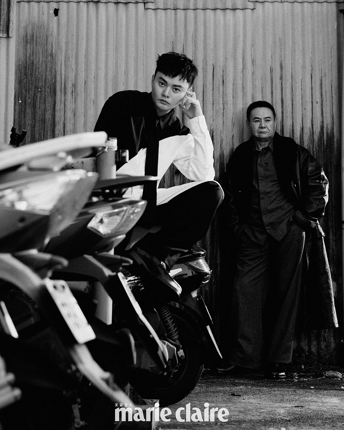 許富凱 /黑白圓形襯衫、黑白圓形西裝褲,漸層皮鞋,all by Moschino;黑色領帶,Prada。蔡振南/深咖啡色皮革外套、黑色皮鞋,both by Prada;淺色羊毛法蘭絨襯衫、輕質羊毛法蘭絨長褲,both by Bottega Veneta。