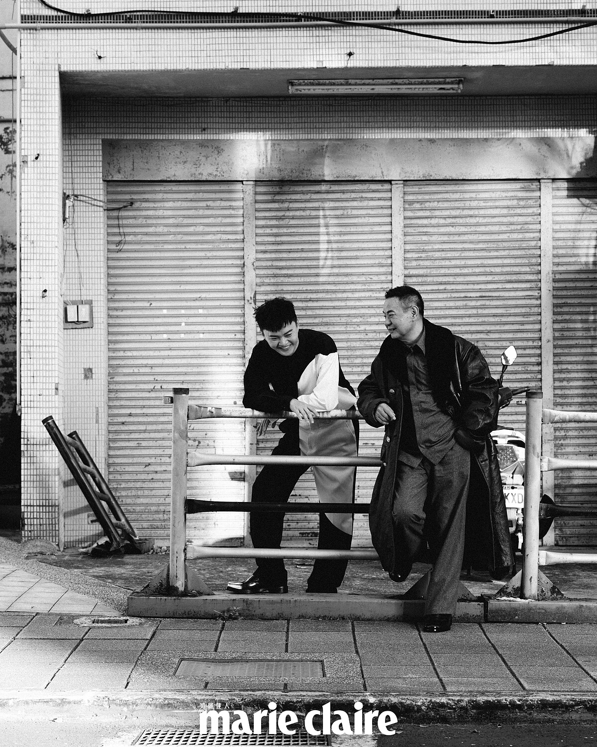 許富凱 /黑白圓形襯衫、黑白圓形西裝褲,漸層皮鞋,all by Moschino;黑色領帶,Prada。蔡振南/深咖啡色皮革外套、黑色皮鞋,both by Prada;淺色羊毛法蘭絨襯衫、輕質羊毛法蘭絨長褲,both by Bottega Veneta。